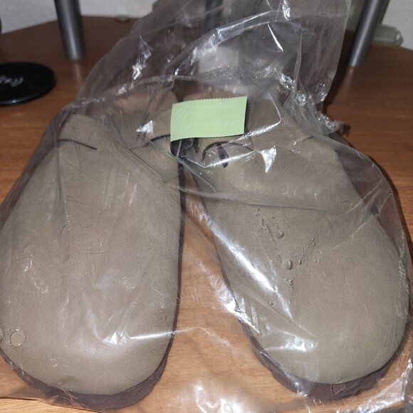 Leather Cogs with smooth texture and metal strap - Picture 4 of 4